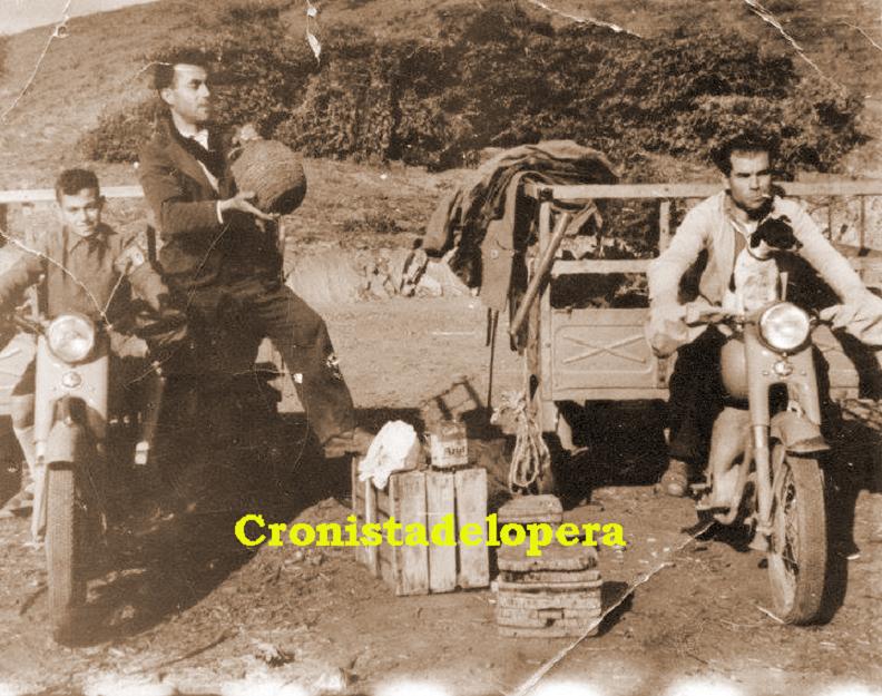 Los Hermanos Francisco y Antonio Lara Cabezas vendiendo vino de Lopera con carros motos en la Sierra de Montoro. Año 1955. Foto gentileza de Rafael Lara