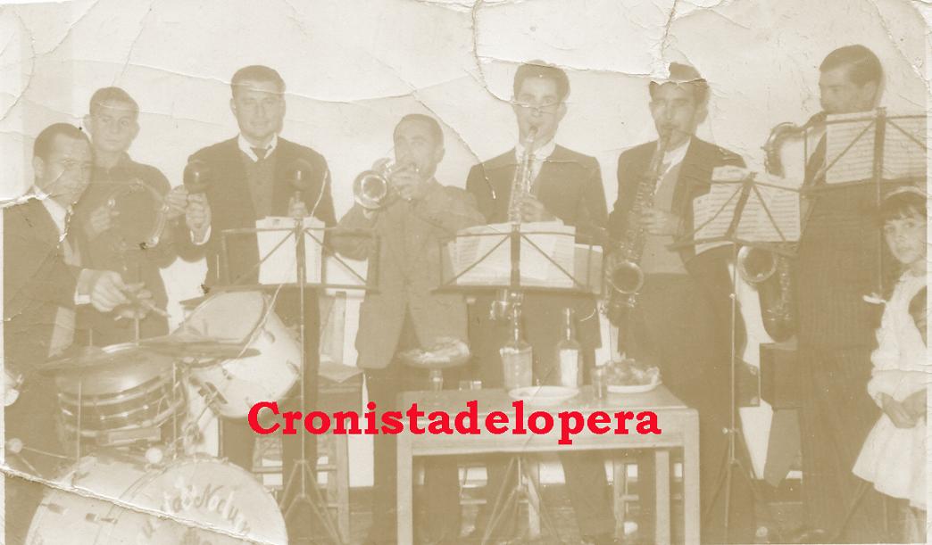La Orquesta Loperana Nocturno formada por Ignacio Hoyo Chueco (saxofón alto), Francisco Morales (batería), José Morales Muñoz (clarinete) Pedro y Francisco Muñoz Román (batería y macaras), Juan Melero (trompeta), Bartolomé Cabezas Alcalá (saxofón alto), Eduardo Peláez (acordeón) entre otros. Año 1953