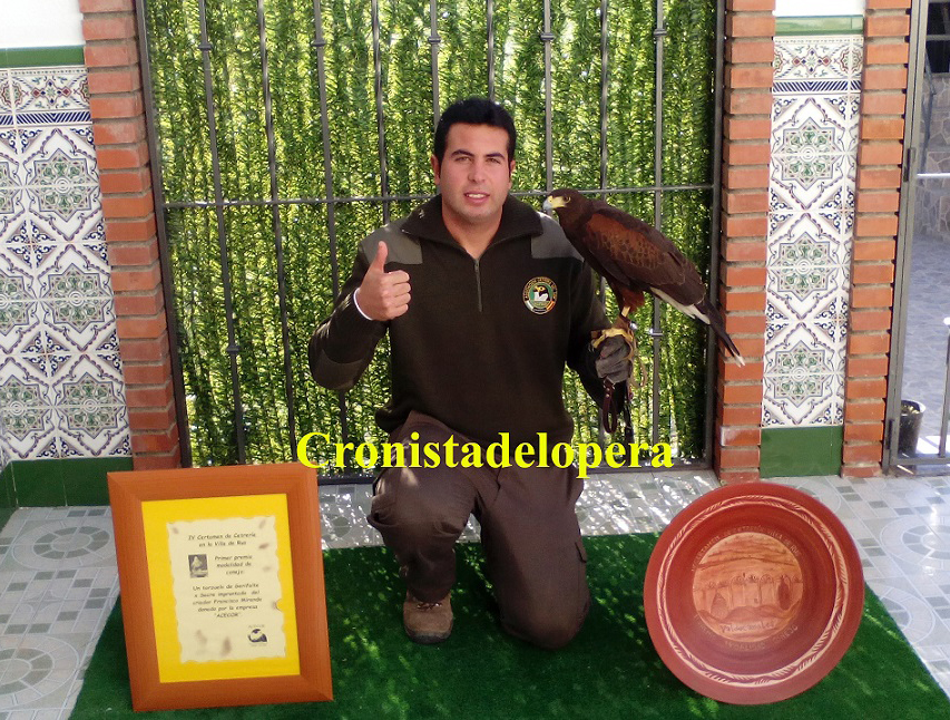 El Loperano Pedro José Ruiz Martínez y su Aguila de Harris "Anita" se proclamaron campeones del IV Campeonato de Cetrería a Conejo en Rus (Jaén) entre más de 60 cetreros