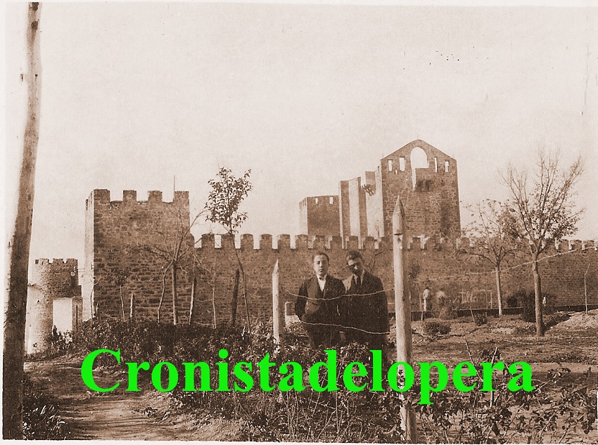 Vista del Castillo de Lopera desde el Jardín Municipal en 1930. En la foto Aurelio Espín y otro loperano