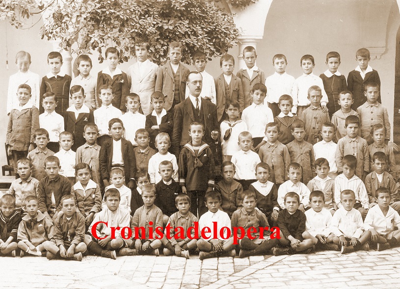 Escuela de Niños del maestro loperano D. Martín Valcárcel García en el Convento-Hospital de San Juan de Dios. Lopera 1924