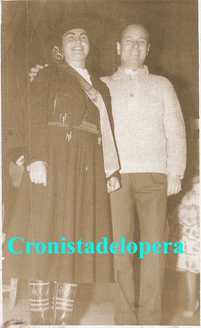 Agüeda Ruiz "Rocío de Lopera" junto al Maestro de Maestros Pepe Marchena en una actuación en el Cine Cervantes de Lopera años 60.