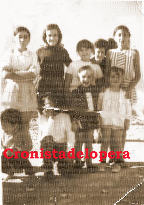 Grupo de vecinos de la Calle Jesús de Lopera. Año 1972. Juli Soler, Paqui Puerto, Antonia, Ana, Pepi, Paco, Ana Mª Ruiz, Tere Gutiérrez entre otros.