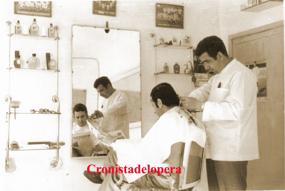 Un recuerdo al viejo oficio de Barbero de la mano del loperano Eduardo Candelario cortando el pelo a su paisano Buenaventura Daza.