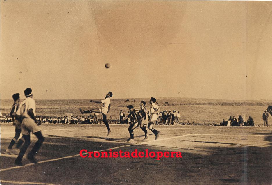 Partido de Fútbol en el Estadio Santo Cristo de Lopera disputado entre el Lopera C. F. y el Racing Iliturgitano de Andújar con tanteo final de 5 goles a 4 a favor de los loperanos. Año 1952