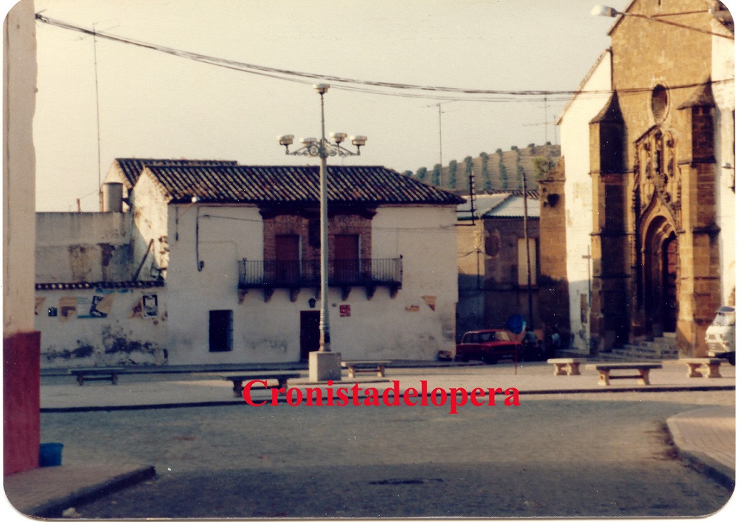 Paseo matinal por la Plaza Mayor de Lopera en 1980.