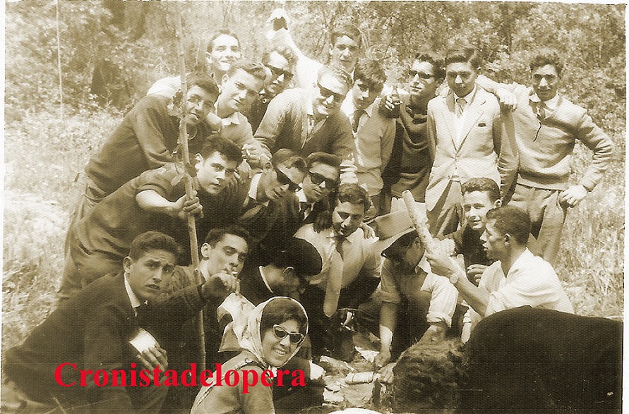 Grupo de loperanos de excursión en la sierra con el párroco D. Joaquín Parras González. Años 60