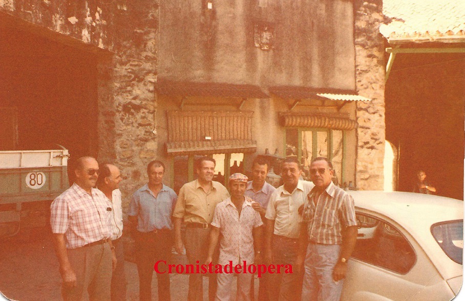 Operarios Bodegas de Vinos Sotomayor. Año 1983. De izquierda a derecha: Manuel Quero, Manuel Pérez, Juan Clemente, Felipe Quero, Francisco Ogalla, Manuel Clemente, Rafael Palomo y José Quero.