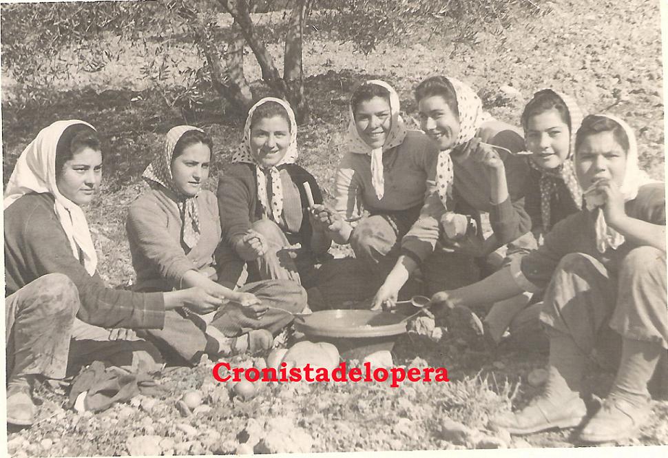 Grupo de aceituneras loperanas almorzando en el pago de Arellano. Año 1958. De izquierda a derecha: Mercedes Cuevas, Josefa Cuevas, Elena Morales, Ana Garrido, Carmen Morales, Francisca Cuevas y Josefa Garrido.