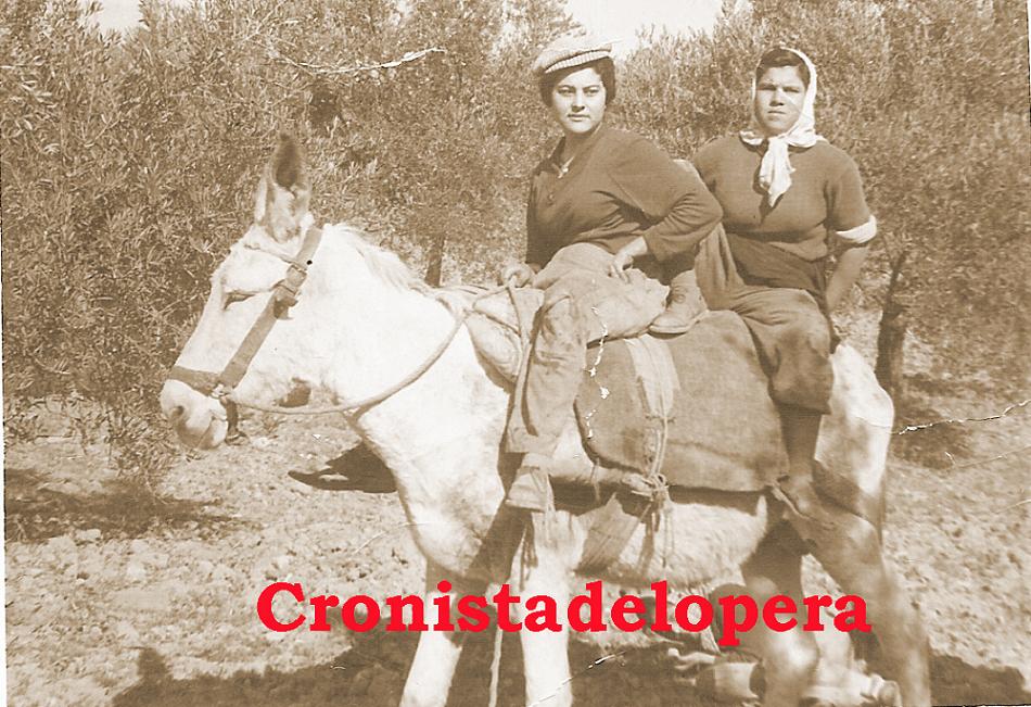 Las aceituneras loperanas Mercedes Cuevas y Josefa Garrido a lomos de un burro en el pago de olivar de Arellano. Año 1958.