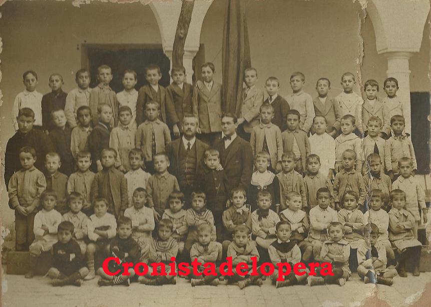 Un Grupo de los Alumnos de la Escuela de Maestro D. Roque Partal Diego en el Convento-Hospital de San Juan de Dios de Lopera en 1919.
