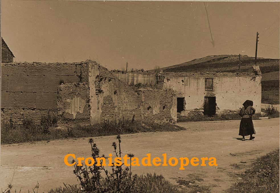 Detalle de la Carretera de Porcuna y las casas tras las guerra civil. Lopera 1941. Al fondo el Cerro de San Cristóbal.
