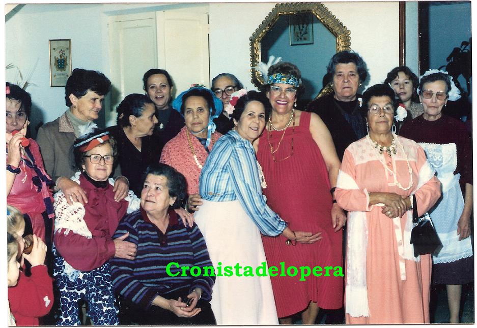 Grupo de Loperanas del Centro de Día para Personas Mayores de Lopera celebrando el Carnaval en 1991 en casa de Ana José Vallejo Bellido.