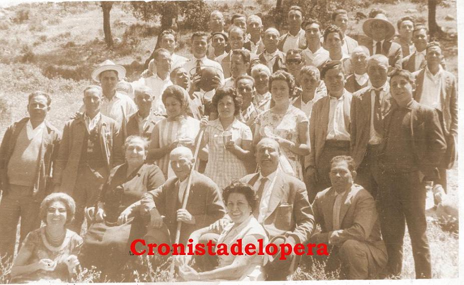 Grupo de trabajadores de Antonio Navarro invitados de excursión a la Virgen de la Cabeza y la Sierra de Andújar. Años 60