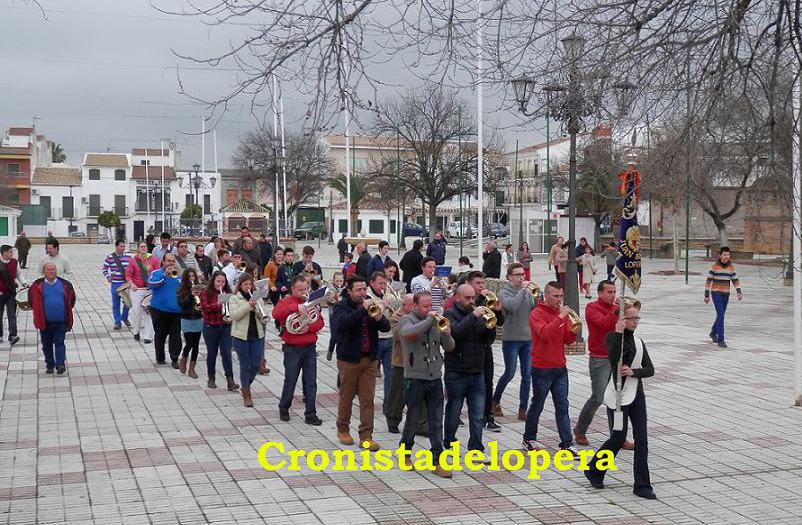 Con un Pasacalles a cargo de la Banda de Tambores y Cornetas de Juan Alcalá se inician en Lopera los actos del Carnaval 2015 que se prolongarán durante toda la jornada en el Castillo de Lopera