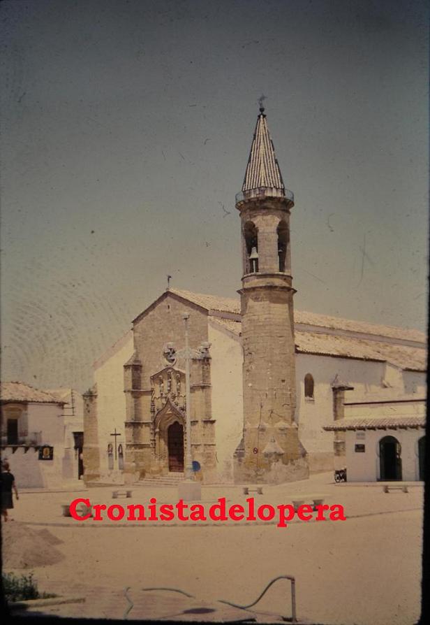 Paseo matinal por la Plaza Mayor de Lopera en 1971. Detalle de las carteleras del cine y la Cruz de los caídos.