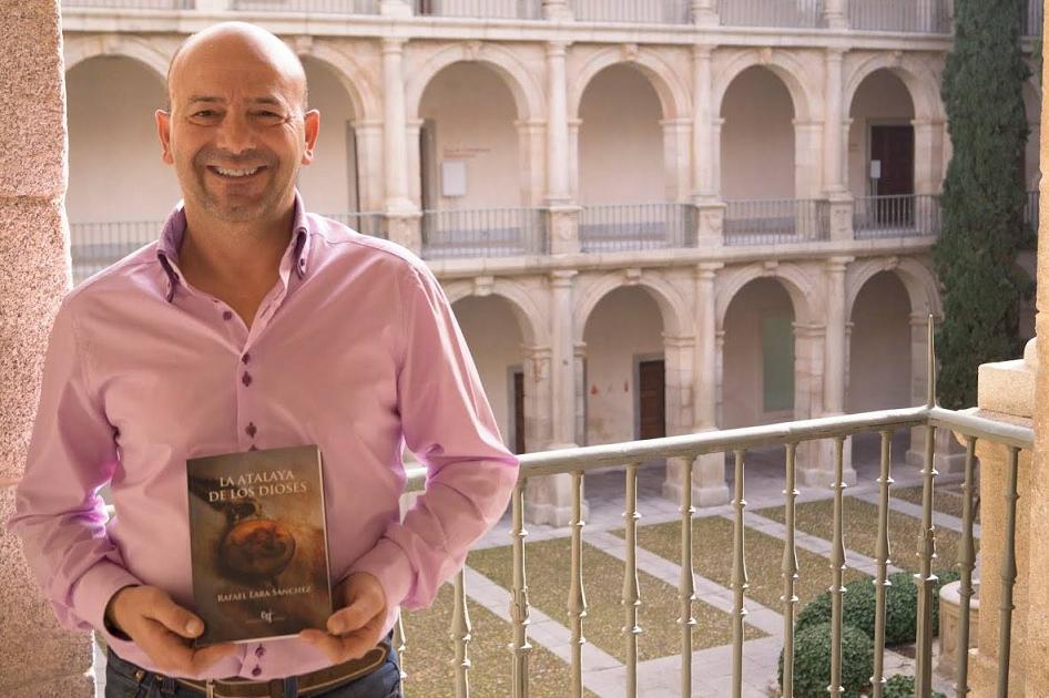 Presentada la novela "La Atalaya de los Dioses" del loperano Rafael Lara Sánchez en el Salón de Actos del Ayuntamiento de Alcalá de Henares Junta IV