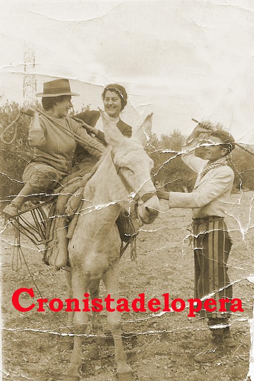 Aceituneras loperanas camino del tajo en burro. Pago de Arellano 1958. Carmen Morales, Mercedes Cuevas y Juanele.