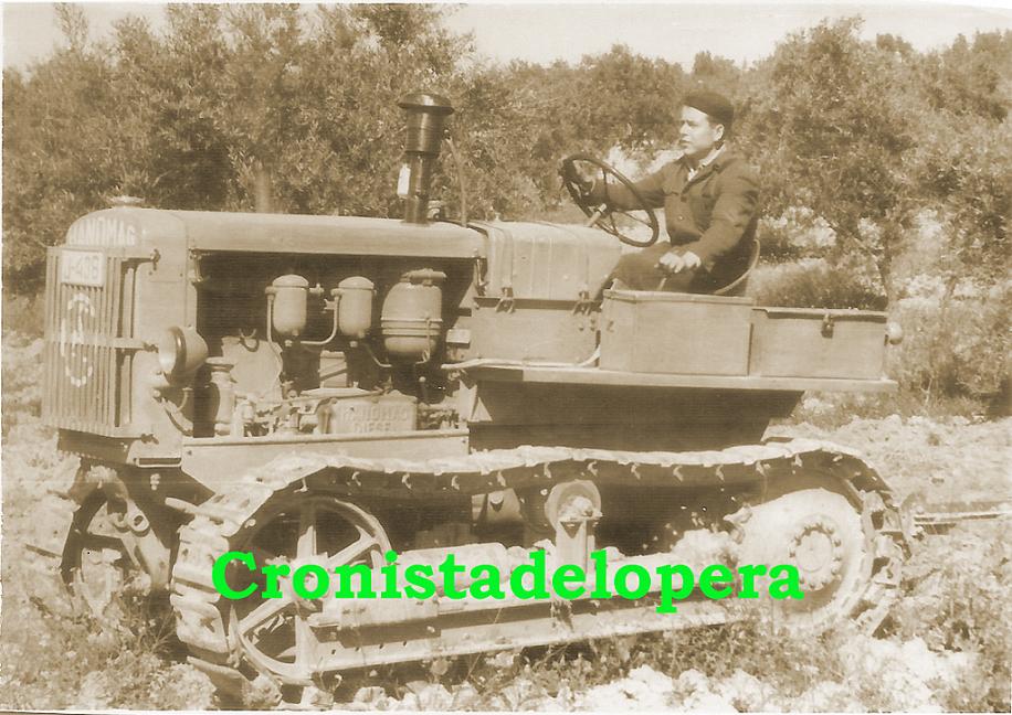 El Loperano Francisco Valenzuela Lara arrando con un tractor HANOMAG oruga en el Pago de las Cañadas en el año 1954.