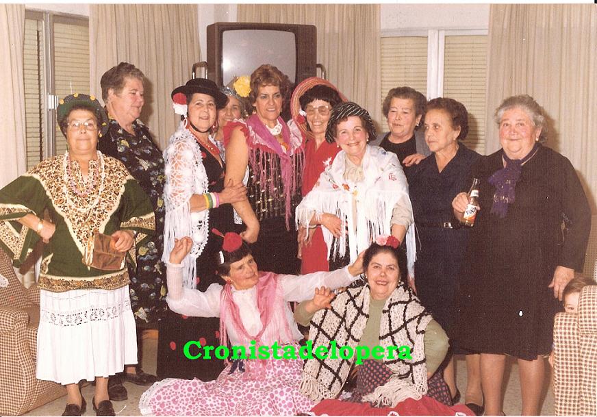 Grupo de Loperanas del Centro de Día para Personas Mayores de Lopera celebrando el Carnaval en 1992.