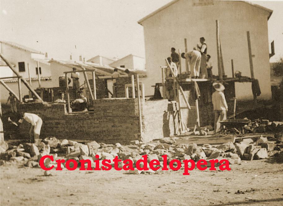 Construyendo las Oficinas de la Empresa Regiones Devastadas en la esquina de las Calles Carretera de Porcuna y Moreno Torres (hoy Eleuterio Risoto). Año 1944.