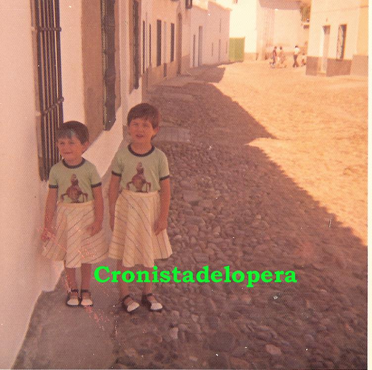 Paseo matinal por el pasado de las calle de Lopera: Hoy por la Calle San Roque a finales de los años 70 de la mano de las hermanas Mari Carmen y Mari José Lara Alcalá.