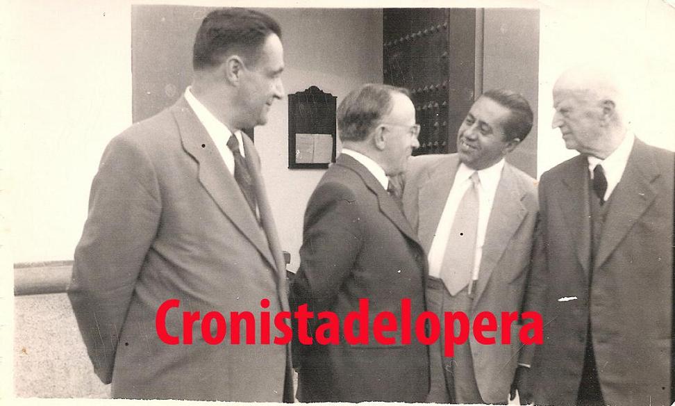 Grupo de amigos de tertulia en al puerta del Ayuntamiento de Lopera. Año 1965. De izquierda a derecha: Bartolomé Alcalá Gutiérrez, Luis Barberán Barberán, Antonio Melero Campos y José Espín Delgado.