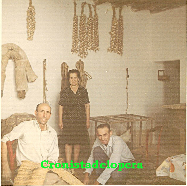 Estampa costumbrista Loperana. Antigua dependencia de una casa de Lopera. Los loperanos Serafín Bueno, Teresa Sanz y Manuel Melero.