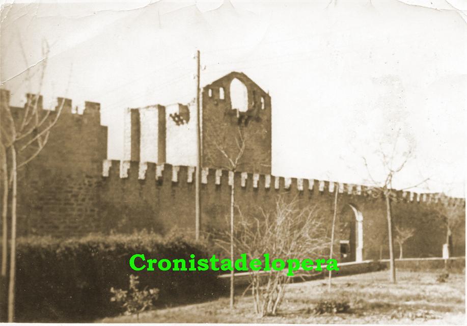 Paseo vespertino por los aledaños del Castillo de Lopera un 27 de Diciembre de 1959. Detalle de la Espadaña de la Torre de Santa María y ya se había abierto la puerta grande de acceso a la fortaleza.