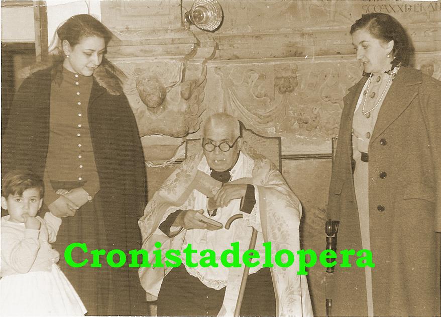Un recuerdo al que fuera párroco de Lopera D. Manuel Casado Vallejo en 1955. En la foto junto a Pilar Martínez Gutiérrez, Carmen Orti Navarro y Clara Losa Torralba.