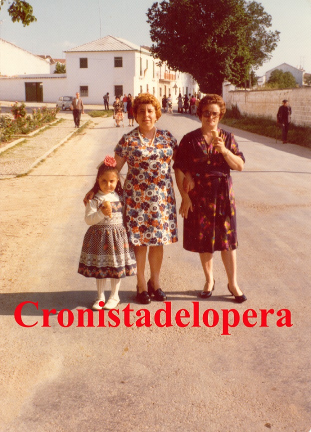 Paseo matinal por las calles de Lopera. Hoy por la Carretera de Porcuna en Mayo de 1976 de la mano de las loperanas Antonia García, Adoración Santiago y la niña Piedad Alcalá.