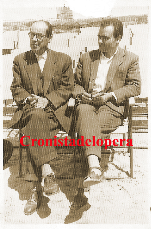 Los loperanos Paco Medina Bellido y Benito Herrero Sánchez sentados en las butacas del Cine Cervantes de verano.