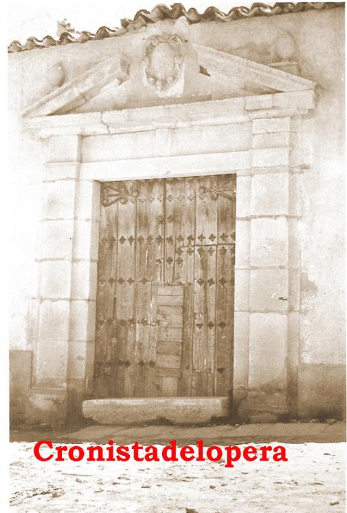 Paseo matinal por el pasado de las calles de Lopera. Hoy por la Plaza del Padre Bernabé Cobo (Tapacular). Año 1950. Detalle de la portada de la Casa Nobiliaria antes de ser restaurada.