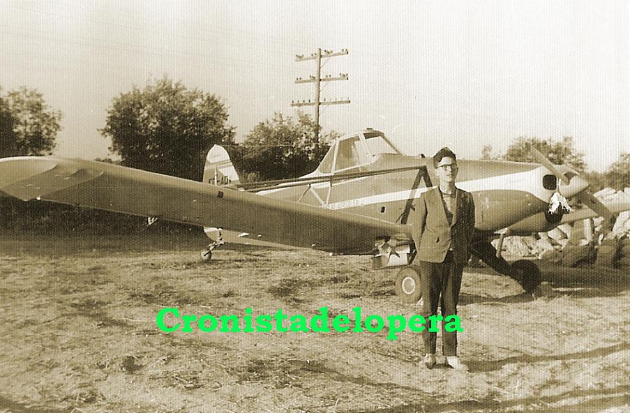 El loperano Felipe Lara Guerrero junto a una de las avionetas que se utilizaban para fumigar los campos de Lopera. Año 1968
