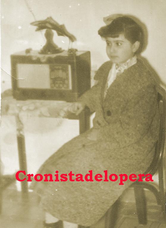 La joven loperana Paqui Lara Guerrero escuchando la radio en el año 1956.