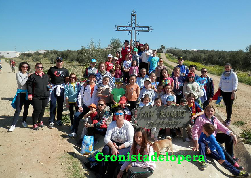 Gran participación en la VI Peregrinación a  la Cruz de San Roque. Niños y mayores disfrutan de un día de campo con final en la Cruz de San Roque.