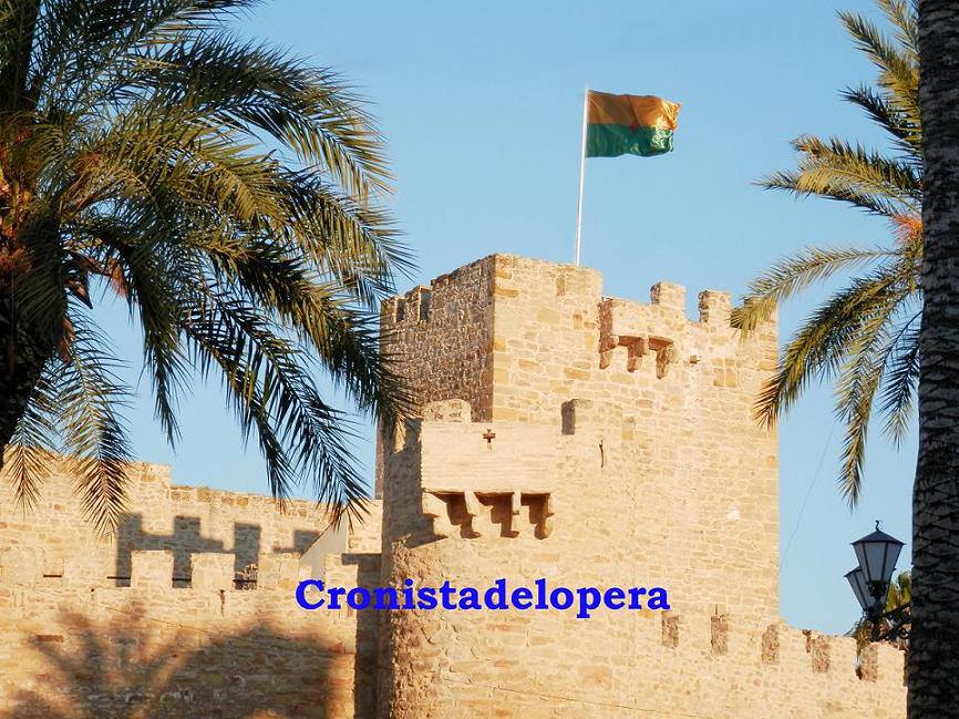 La Bandera de Lopera ya ondea en lo más alto de la Torre de San Miguel del Castillo de Lopera