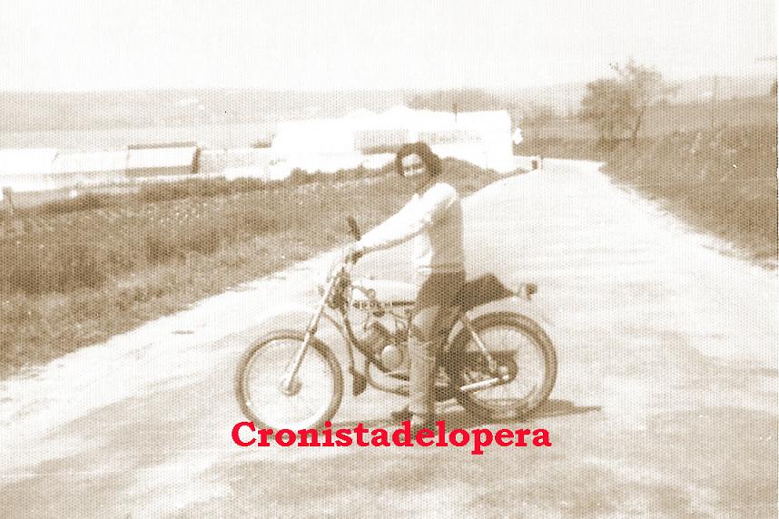 Paseo matinal por la Carretera de Porcuna de la mano del loperano Francisco Hoyo Bueno con su  moto Puch minicross. Año 1980.