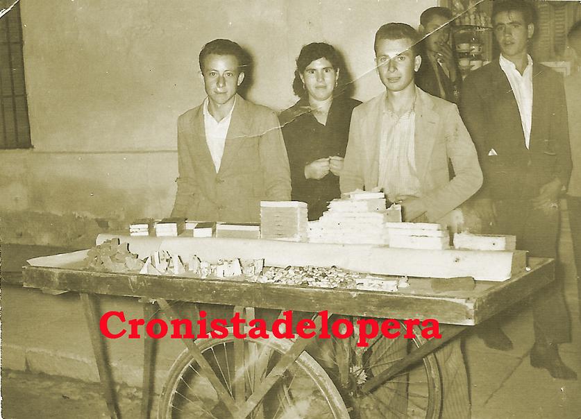 El Loperano Francisco García Jerez (el de la derecha) vendiendo turrón en la Feria de Arjonila en 1953.