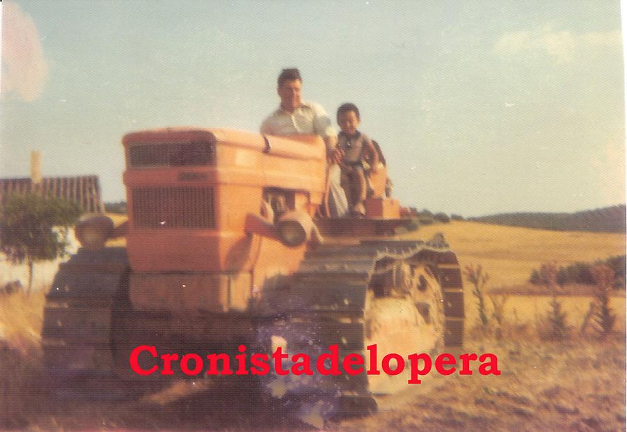 El loperano Francisco Valenzuela Lara arrando con un tractor FIAT oruga en Los Morrones. Año 1977