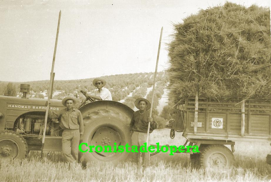 Loperanos barcinando gavillas de trigo. De izquierda a derecha: Antonio Calixto, Francisco Gómez con su tractor Hanomag Barreiros y Antonio Alcalá. Año 1970