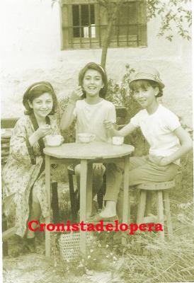 Las jóvenes loperanas Tere Coca, Mª Loli Bueno y Toñi Lara de merienda en 1964.