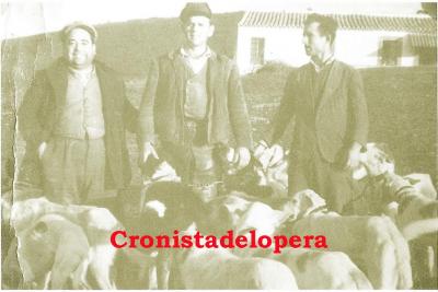 Loperanos con la Rehala de perros de Mariano Toro Orti en la hacienda Los Rasos. Año 1957. De izquierda a derecha: Luis Díaz Peláez, Pedro López Monje y Francisco Lara Jiménez