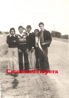 Grupo de amigos paseando por la Carretera de Porcuna en 1978. Francisco Hoyo, José Alférez, Fermín Valenzuela, José Merino y Cristóbal Merino