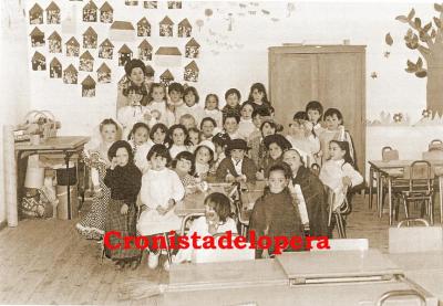 Grupo de Alumnas del Colegio Miguel de Cervantes de Lopera con su maestra Antonia Martínez. Curso 1983-84