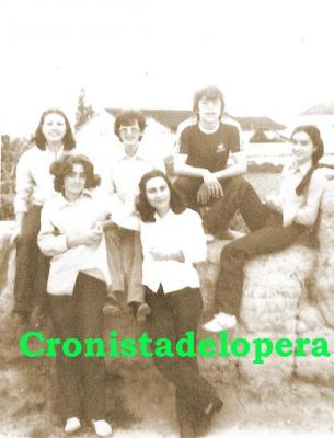 Pandilla de jóvenes loperanos. Año 1980. De izquierda a derecha: Luisa Carpio, Juani Hueso, Gonzalo Pedrosa, María Marín, Serafina Díaz y Rosario García. Año 1981