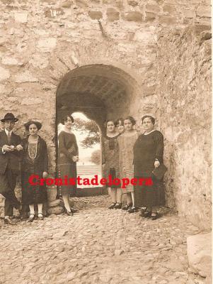 Grupo de Loperanos de la Familia Espín Gavilán en la antigua puerta con arco trilobulado del Castillo de Lopera que da al Paseo de Colón en 1925.