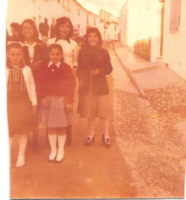 Paseo vespertino por la calle Calvo Sotelo (Hoy Doctor Marañón) de Lopera en 1976 de la mano de las loperanas Tere Uceda, Ani Monje, Nati Cabezas, Mª Paz López e Isabel López.