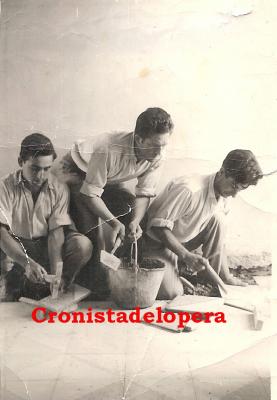 Los albañiles loperanos Benito Alcalá, Manuel López y Bartolomé Cabezas poniendo baldosas. Años 60