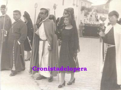 Procesión con el paso de Ntra. Sra. de la Soledad. Año 1978. De izquierda a derecha: Francisco Huertas, Nicolás García, Benito Valenzuela, Isabel López y Luis Morales